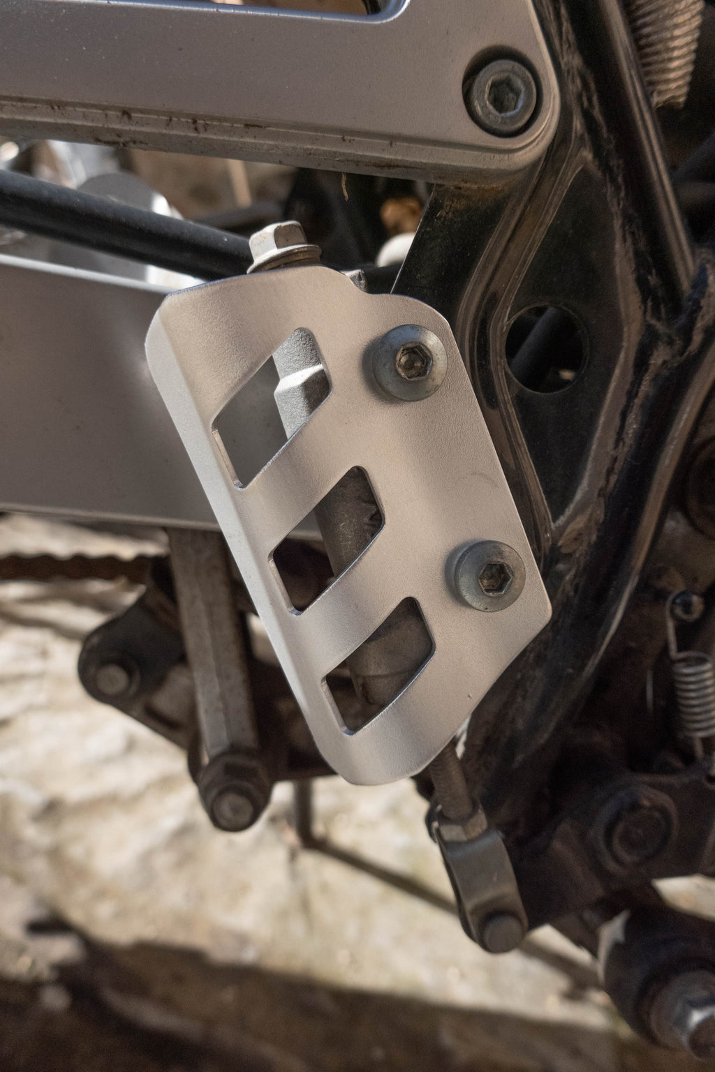 Suzuki DR 650 RSE ’90–’97 – Protezione Pompa Freno Posteriore