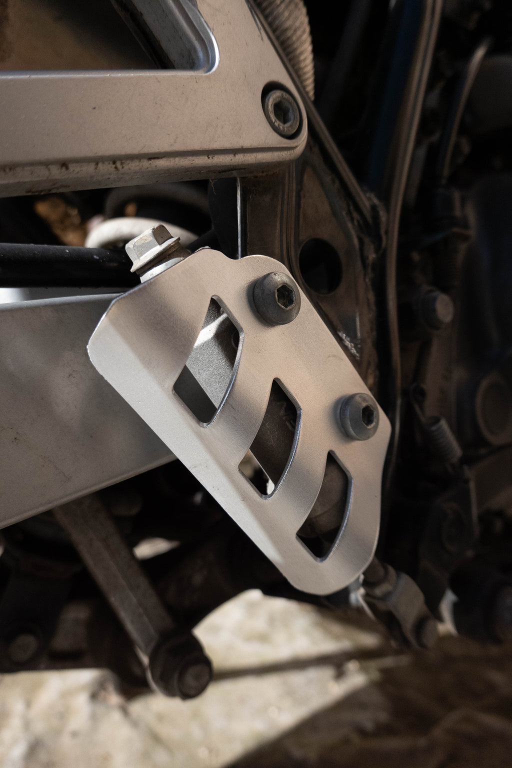 Suzuki DR 650 RSE ’90–’97 – Protezione Pompa Freno Posteriore